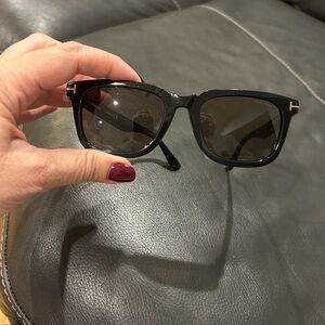 Tom Ford women’s sunglasses. Scratch on the front of the frame.
